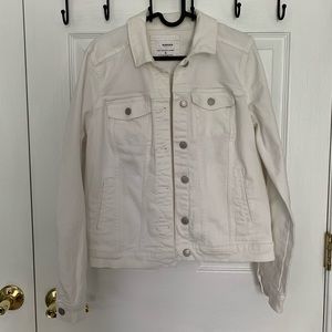 This everyday jacket is the perfect jacket to put on top of anything!